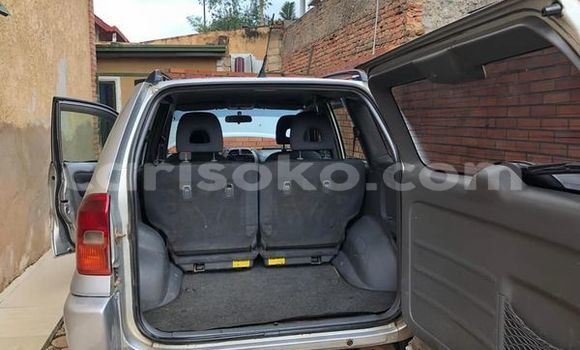 Sayi Na hannu Toyota RAV4 Beige Mota in Kigali a Rwanda Sayi Na hannu Toyota RAV4 Beige Mota in Kigali a Rwanda