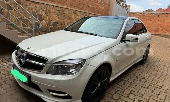 Acheter Occasion Voiture Mercedes-Benz 200 Blanc à Kigali, Rwanda Acheter Occasion Voiture Mercedes-Benz 200 Blanc à Kigali, Rwanda