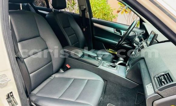 Acheter Occasion Voiture Mercedes-Benz 200 Blanc à Kigali, Rwanda Acheter Occasion Voiture Mercedes-Benz 200 Blanc à Kigali, Rwanda