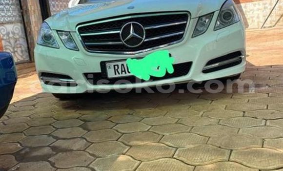 Acheter Occasion Voiture Mercedes-Benz E-Classe Blanc à Kigali, Rwanda Acheter Occasion Voiture Mercedes-Benz E-Classe Blanc à Kigali, Rwanda