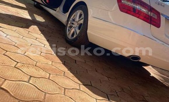 Acheter Occasion Voiture Mercedes-Benz E-Classe Blanc à Kigali, Rwanda Acheter Occasion Voiture Mercedes-Benz E-Classe Blanc à Kigali, Rwanda