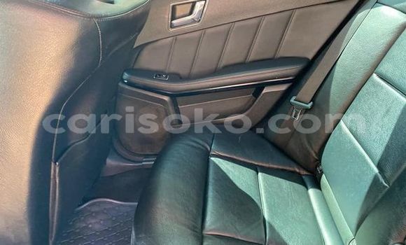 Acheter Occasion Voiture Mercedes-Benz E-Classe Blanc à Kigali, Rwanda Acheter Occasion Voiture Mercedes-Benz E-Classe Blanc à Kigali, Rwanda