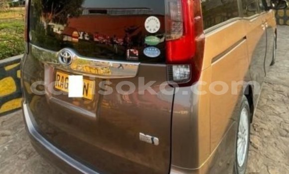 Acheter Occasion Voiture Toyota Noah Gris à Kigali, Rwanda Acheter Occasion Voiture Toyota Noah Gris à Kigali, Rwanda