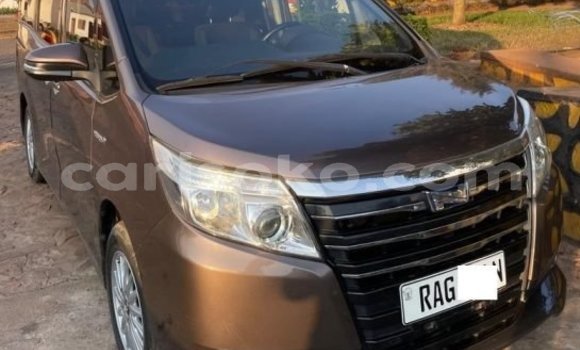 Acheter Occasion Voiture Toyota Noah Gris à Kigali, Rwanda Acheter Occasion Voiture Toyota Noah Gris à Kigali, Rwanda