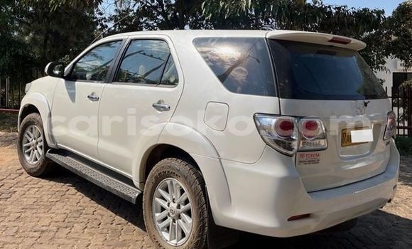 Acheter Occasion Voiture Toyota Fortuner Blanc à Kigali, Rwanda Acheter Occasion Voiture Toyota Fortuner Blanc à Kigali, Rwanda