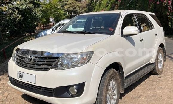 Acheter Occasion Voiture Toyota Fortuner Blanc à Kigali, Rwanda Acheter Occasion Voiture Toyota Fortuner Blanc à Kigali, Rwanda