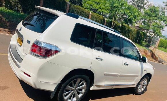 Buy Used Toyota Highlander White Car in Gikongoro in Gikongoro Buy Used Toyota Highlander White Car in Gikongoro in Gikongoro