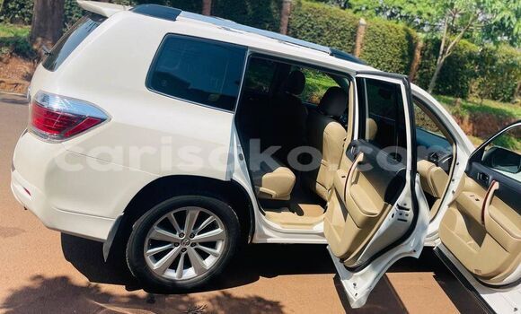 Buy Used Toyota Highlander White Car in Gikongoro in Gikongoro Buy Used Toyota Highlander White Car in Gikongoro in Gikongoro