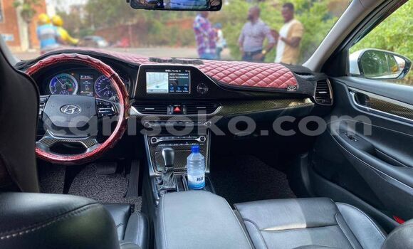 Acheter Occasion Voiture Hyundai Grandeur White à Gasarenda, Rwanda Acheter Occasion Voiture Hyundai Grandeur White à Gasarenda, Rwanda
