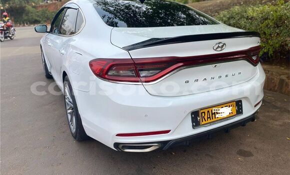 Acheter Occasion Voiture Hyundai Grandeur White à Gasarenda, Rwanda Acheter Occasion Voiture Hyundai Grandeur White à Gasarenda, Rwanda