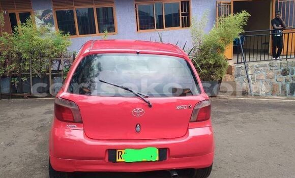 Acheter Occasion Voiture Toyota Yaris Rouge à Gasarenda, Rwanda Acheter Occasion Voiture Toyota Yaris Rouge à Gasarenda, Rwanda