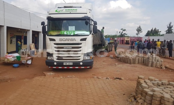 Sayi Na hannu Scania Irizar White Babbar mota in Kigali a Rwanda Sayi Na hannu Scania Irizar White Babbar mota in Kigali a Rwanda