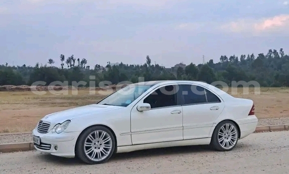 Acheter Occasion Voiture Mercedes-Benz AMG GLC Blanc à Bokwango, Rwanda Acheter Occasion Voiture Mercedes-Benz AMG GLC Blanc à Bokwango, Rwanda