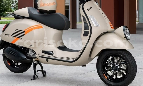 اشتري مستعمل Vespa GTV Beige دراجة نارية في Kigali في Rwanda