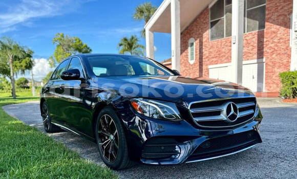 Sayi Na hannu Mercedes-Benz E–Class Bleu Mota in Kigali a Rwanda