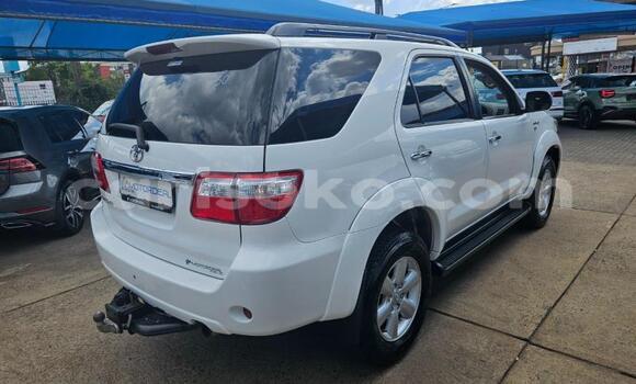 Acheter Occasion Voiture Toyota Fortuner Blanc à Kigali, Rwanda Acheter Occasion Voiture Toyota Fortuner Blanc à Kigali, Rwanda