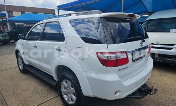 Acheter Occasion Voiture Toyota Fortuner Blanc à Kigali, Rwanda Acheter Occasion Voiture Toyota Fortuner Blanc à Kigali, Rwanda