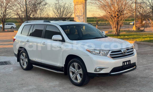 Buy Used Toyota Highlander White Car in Kigali in Rwanda Buy Used Toyota Highlander White Car in Kigali in Rwanda