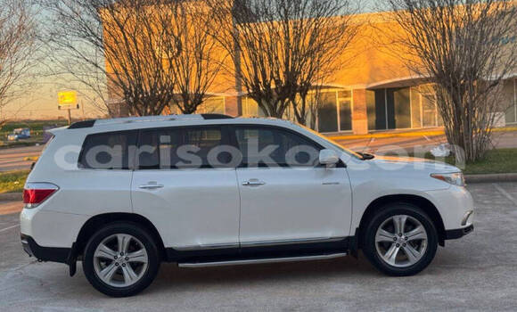 Buy Used Toyota Highlander White Car in Kigali in Rwanda Buy Used Toyota Highlander White Car in Kigali in Rwanda