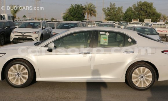 Acheter Import Voiture Toyota Camry Blanc à Import - Dubai, Rwanda Acheter Import Voiture Toyota Camry Blanc à Import - Dubai, Rwanda