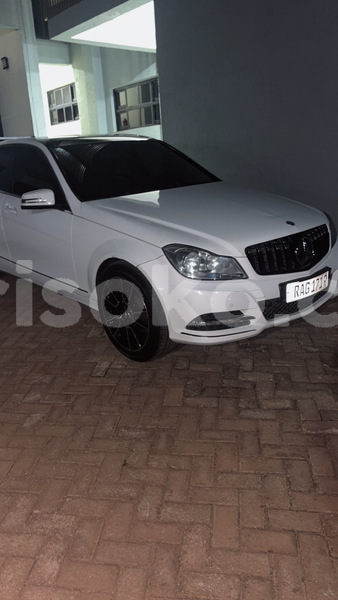 Big with watermark mercedes benz 200 rwanda kigali 19832