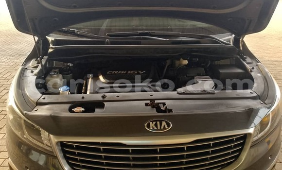 Acheter Occasion Voiture Kia Carnival Silver/black à Kigali, Rwanda Acheter Occasion Voiture Kia Carnival Silver/black à Kigali, Rwanda