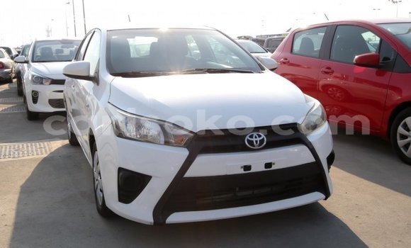 Acheter Import Voiture Toyota Yaris Blanc à Import - Dubai, Rwanda Acheter Import Voiture Toyota Yaris Blanc à Import - Dubai, Rwanda