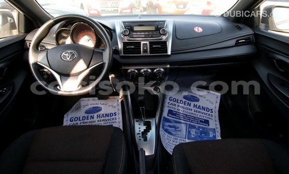 Acheter Import Voiture Toyota Yaris Blanc à Import - Dubai, Rwanda Acheter Import Voiture Toyota Yaris Blanc à Import - Dubai, Rwanda