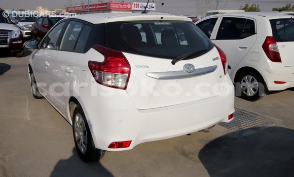 Acheter Import Voiture Toyota Yaris Blanc à Import - Dubai, Rwanda Acheter Import Voiture Toyota Yaris Blanc à Import - Dubai, Rwanda