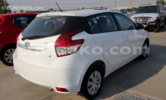 Acheter Import Voiture Toyota Yaris Blanc à Import - Dubai, Rwanda Acheter Import Voiture Toyota Yaris Blanc à Import - Dubai, Rwanda