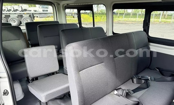 Acheter Occasion Utilitaire Toyota HiAce White à Kigali, Rwanda Acheter Occasion Utilitaire Toyota HiAce White à Kigali, Rwanda