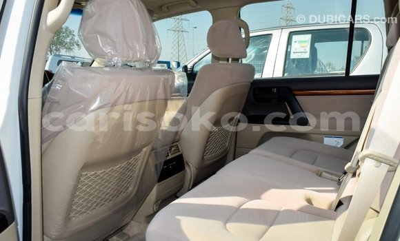 Acheter Import Voiture Toyota Land Cruiser Blanc à Import - Dubai, Rwanda Acheter Import Voiture Toyota Land Cruiser Blanc à Import - Dubai, Rwanda