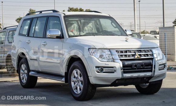 Acheter Import Voiture Mitsubishi Pajero Blanc à Import - Dubai, Rwanda Acheter Import Voiture Mitsubishi Pajero Blanc à Import - Dubai, Rwanda