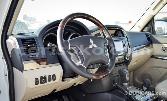 Acheter Import Voiture Mitsubishi Pajero Blanc à Import - Dubai, Rwanda Acheter Import Voiture Mitsubishi Pajero Blanc à Import - Dubai, Rwanda