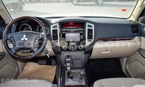 Acheter Import Voiture Mitsubishi Pajero Blanc à Import - Dubai, Rwanda Acheter Import Voiture Mitsubishi Pajero Blanc à Import - Dubai, Rwanda
