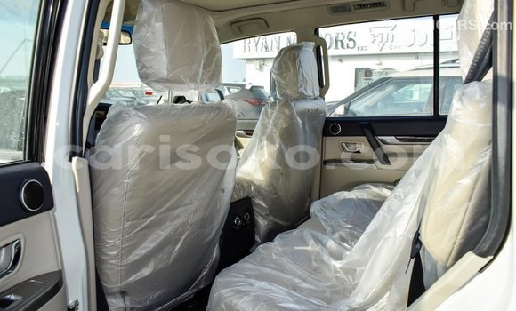 Acheter Import Voiture Mitsubishi Pajero Blanc à Import - Dubai, Rwanda Acheter Import Voiture Mitsubishi Pajero Blanc à Import - Dubai, Rwanda