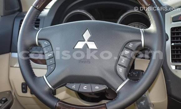 Acheter Import Voiture Mitsubishi Pajero Blanc à Import - Dubai, Rwanda Acheter Import Voiture Mitsubishi Pajero Blanc à Import - Dubai, Rwanda