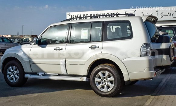 Acheter Import Voiture Mitsubishi Pajero Blanc à Import - Dubai, Rwanda Acheter Import Voiture Mitsubishi Pajero Blanc à Import - Dubai, Rwanda