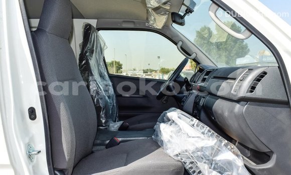 Acheter Import Voiture Toyota Hiace Blanc à Import - Dubai, Rwanda Acheter Import Voiture Toyota Hiace Blanc à Import - Dubai, Rwanda