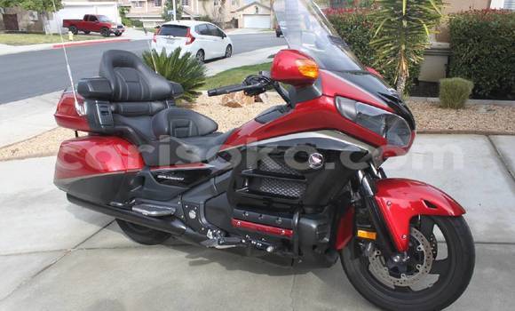 اشتري مستعمل Honda GOLD WING Rouge دراجة نارية في Bokwango في Rwanda