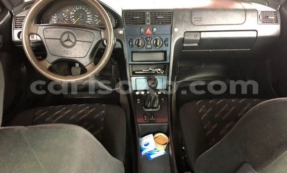 Sayi Na hannu Mercedes-Benz C-klasse Rouge Mota in Kigali a Rwanda Sayi Na hannu Mercedes-Benz C-klasse Rouge Mota in Kigali a Rwanda