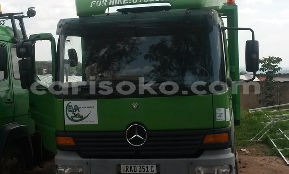 Acheter Occasion Voiture Mercedes-Benz 190 Vert à Kigali, Rwanda Acheter Occasion Voiture Mercedes-Benz 190 Vert à Kigali, Rwanda