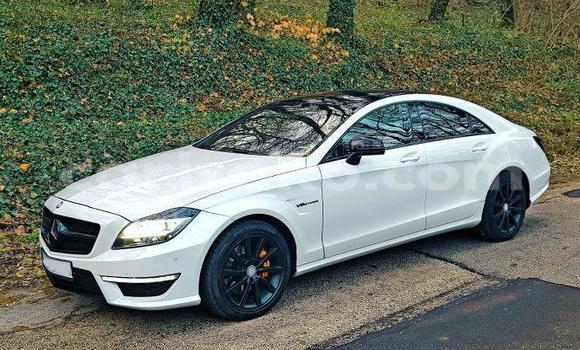 اشتري مستعمل Mercedes Viano Blanc سيارة في Bokwango في Rwanda