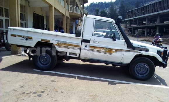 Sayi Na hannu Toyota Land Cruiser Blanc Mota in Kigali a Rwanda Sayi Na hannu Toyota Land Cruiser Blanc Mota in Kigali a Rwanda