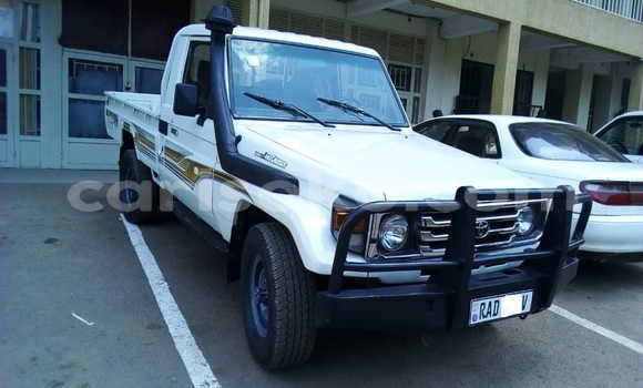 Sayi Na hannu Toyota Land Cruiser Blanc Mota in Kigali a Rwanda Sayi Na hannu Toyota Land Cruiser Blanc Mota in Kigali a Rwanda