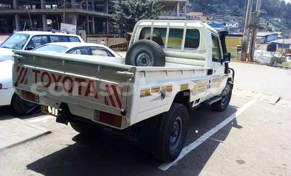 Sayi Na hannu Toyota Land Cruiser Blanc Mota in Kigali a Rwanda Sayi Na hannu Toyota Land Cruiser Blanc Mota in Kigali a Rwanda