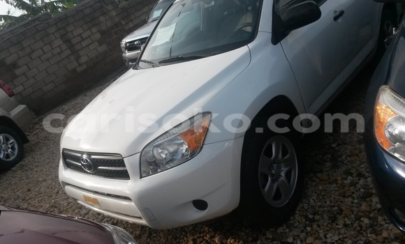 Sayi Sabo Toyota RAV4 Blanc Mota in Kigali a Rwanda Sayi Sabo Toyota RAV4 Blanc Mota in Kigali a Rwanda