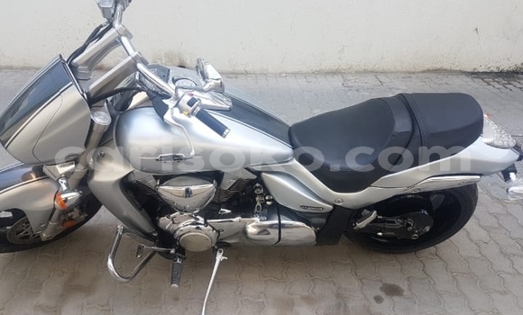 اشتري مستعمل Suzuki Boulevard Gris دراجة نارية في Kigali في Rwanda