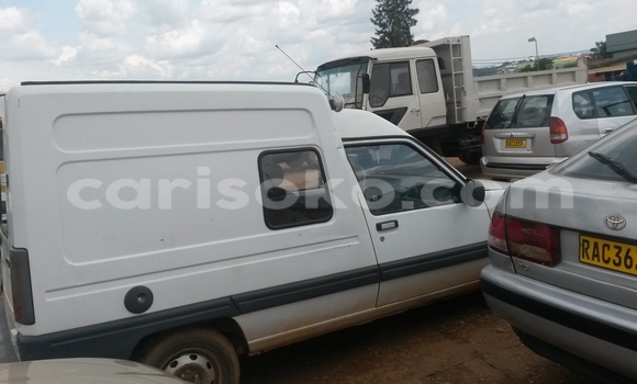 Sayi Na hannu Renault Megane Blanc Mota in Kigali a Rwanda Sayi Na hannu Renault Megane Blanc Mota in Kigali a Rwanda