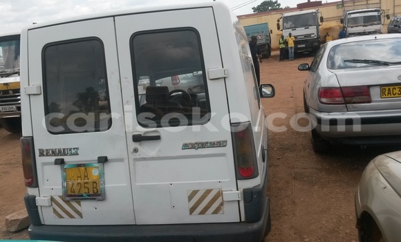 Sayi Na hannu Renault Megane Blanc Mota in Kigali a Rwanda Sayi Na hannu Renault Megane Blanc Mota in Kigali a Rwanda